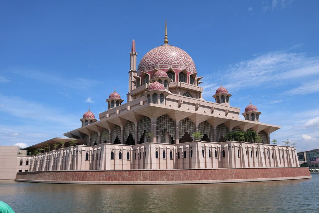 1200px-Masjid_Putra,_Putrajaya
